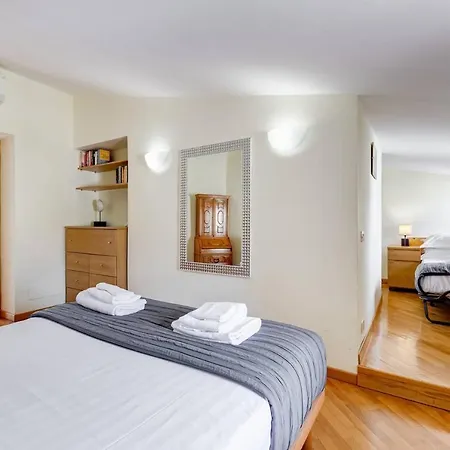 Attic On The Square Spanish Steps 아파트